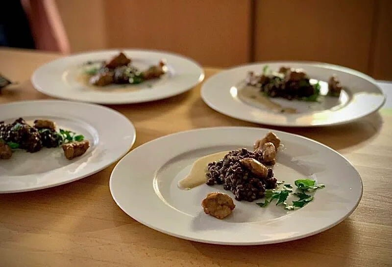 Gebratenes Kalbsbries auf lauwarmem Linsensalat