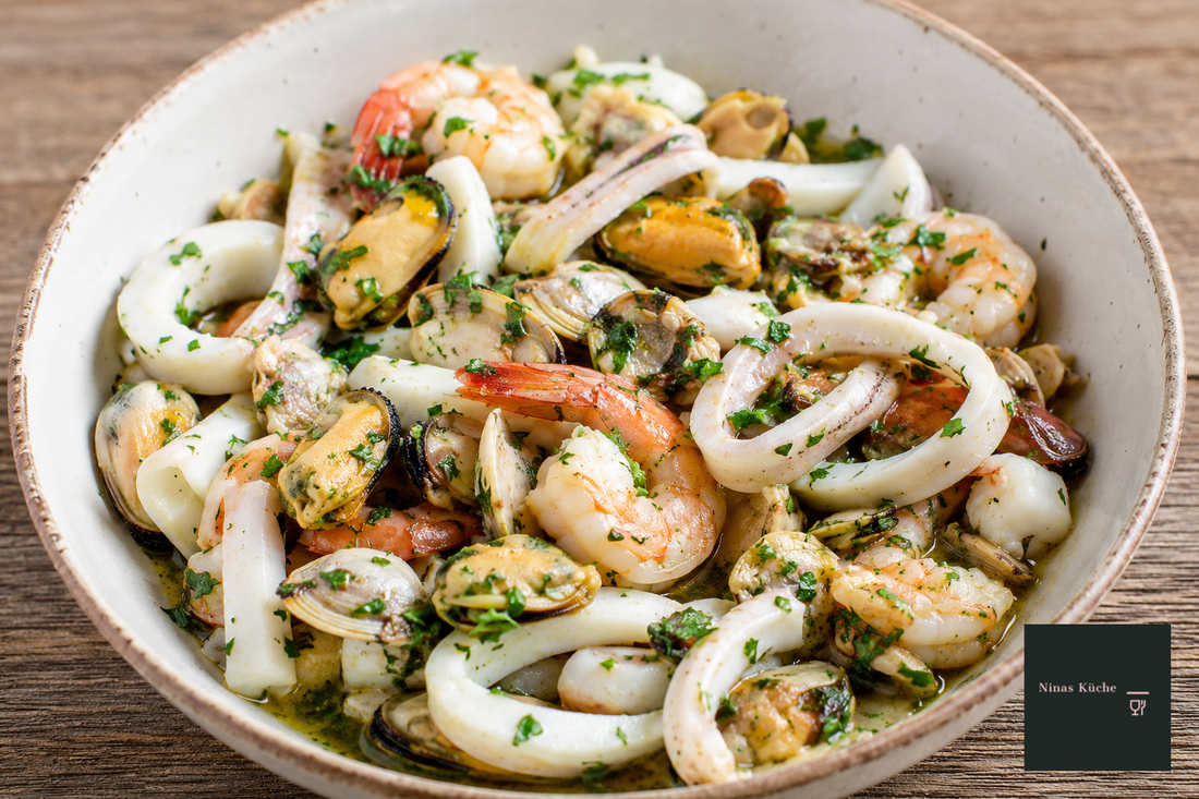 Mediterraner Meeresfrüchtesalat mit Garnelen, Tintenfisch und Muscheln