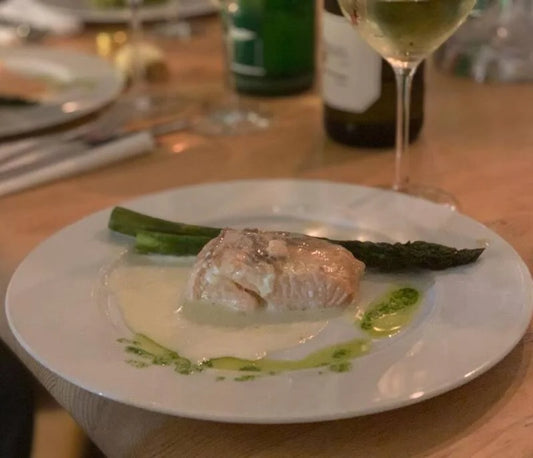 Confierter Lachs mit grünem Spargel und Petersilienöl