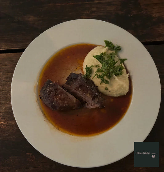 Zartschmelzender Genuss: Geschmorte Kalbsbäckchen in Merlot-Jus mit feinem Wurzelpüree