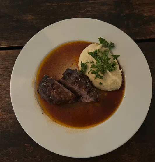 Zartschmelzender Genuss: Geschmorte Kalbsbäckchen in Merlot-Jus mit feinem Wurzelpüree