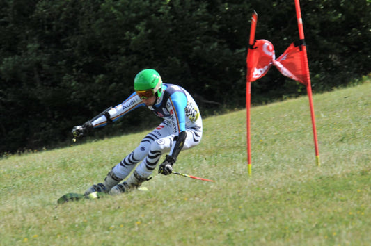 Starker Auftritt beim FIS Grasski-Weltcup: Marcel Knapp auf Platz 6 in der Super Combination