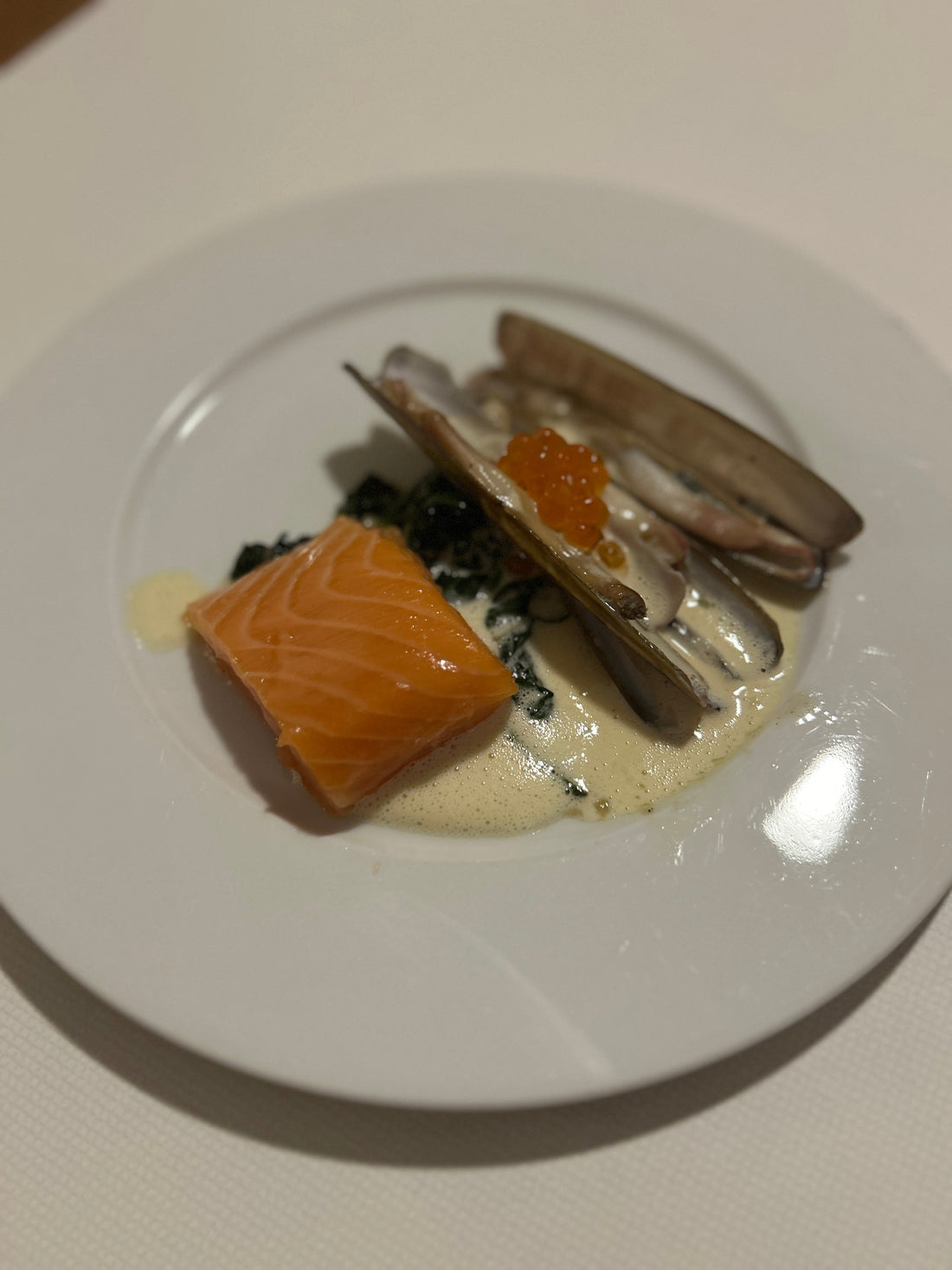 Lauwarmer Lachs, Pfahlmuscheln, Blattspinat auf Weißburgundersauce