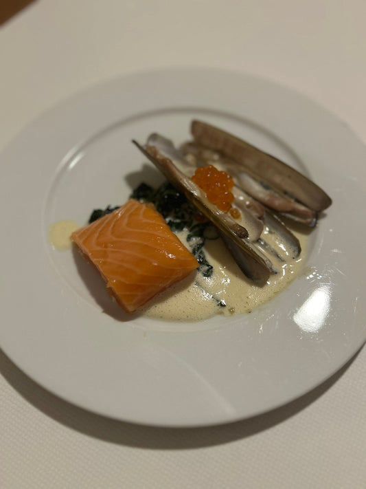 Lauwarmer Lachs, Pfahlmuscheln, Blattspinat auf Weißburgundersauce