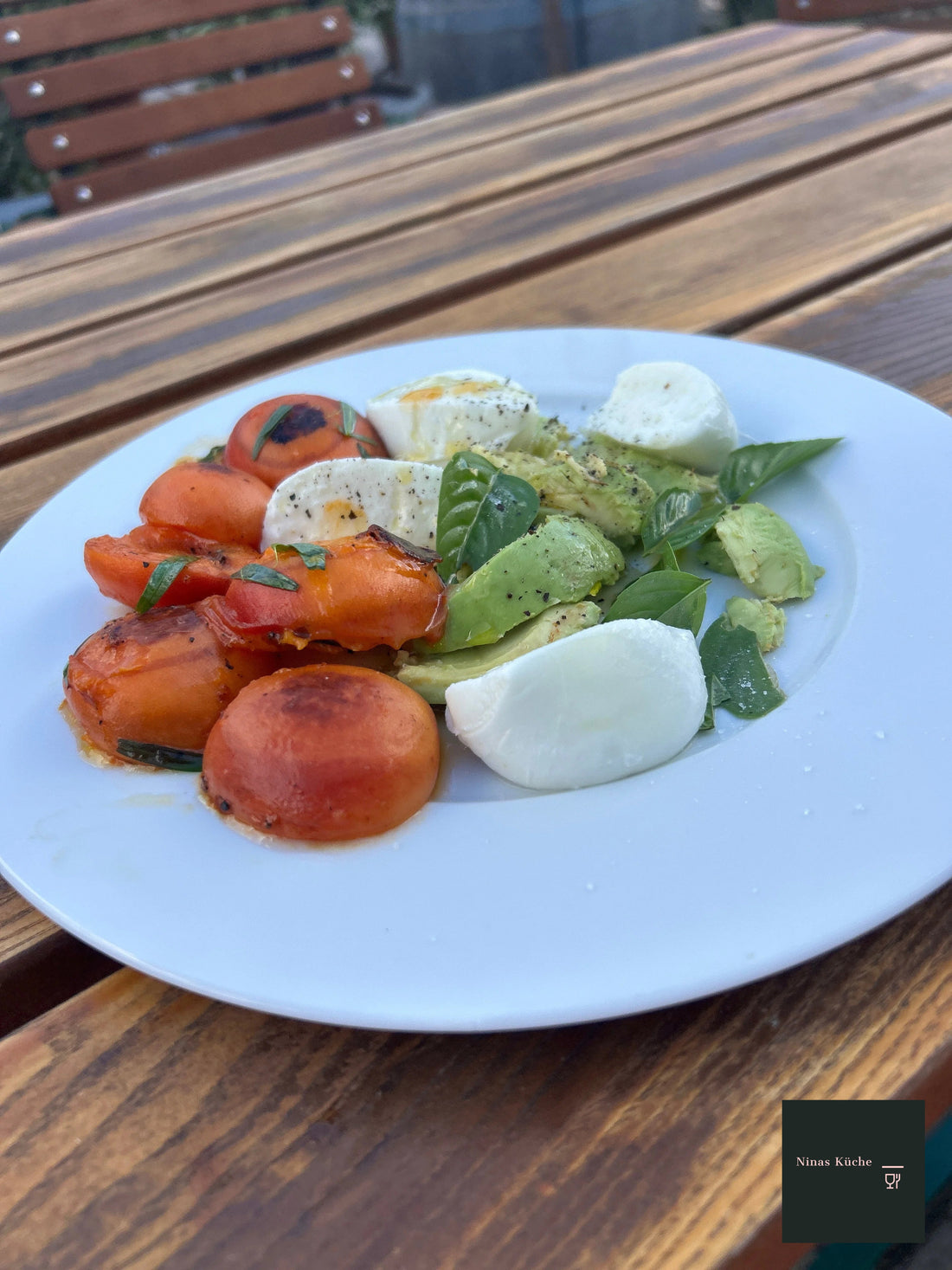 Gebratene Aprikosen mit Avocado, Mozzarella und Estragon - sommerlicher Genuss