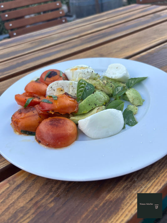 Gebratene Aprikosen mit Avocado, Mozzarella und Estragon - sommerlicher Genuss