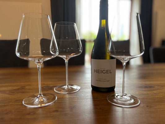 Die guten Dinge finden zusammen: das perfekte Weinglas von der Glasmanufaktur Sophienwald zum edlen Menü mit Weinbegleitung mit Top-Weinen vom Weingut Dr. Heigel!