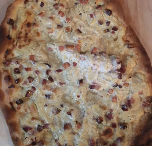Rezept der Woche: Zwiebelkuchen „Heuriger“-Style mit Speck