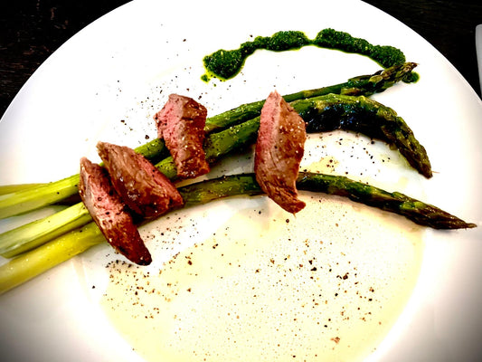 Rehfilet mit grünem Spargel und Bärlauchpesto