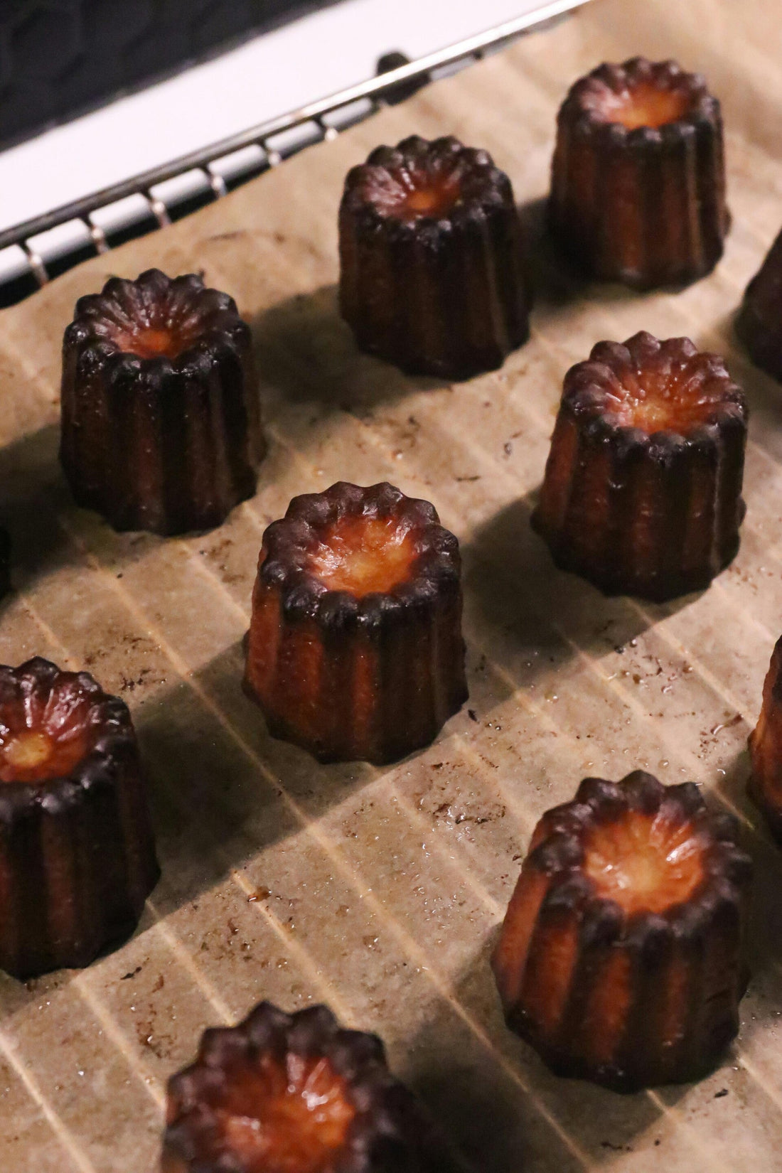 Canelés (oder Cannelés) - französische "Küchlein" mit Rum