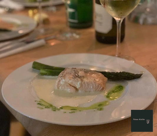 Confierter Lachs mit grünem Spargel und Petersilienöl