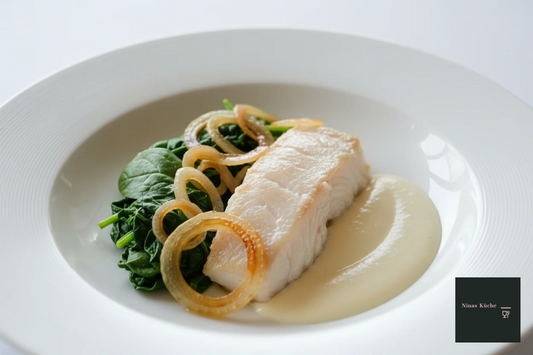 Saibling in Wein: zartes Fischfilet mit Weißburgunder