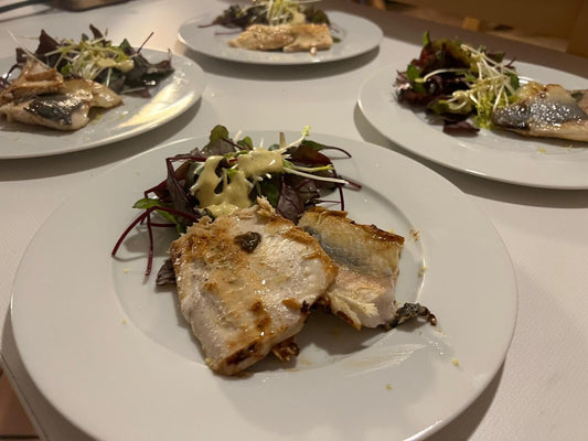 Auf der Haut gebratene Doradenfilets - mit Kräutern und Knoblauch