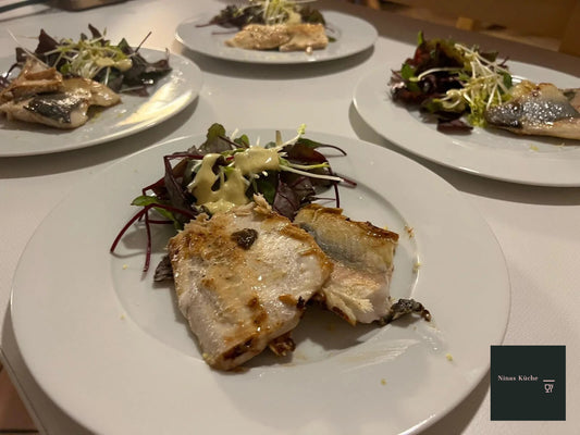 Auf der Haut gebratene Doradenfilets - mit Kräutern und Knoblauch