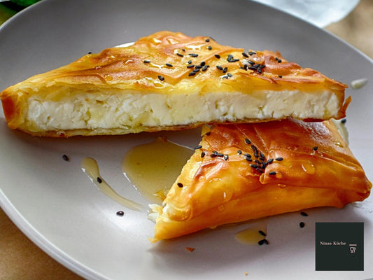 Feta im Filoteig mit Honig und Sesamöl - mediterraner Genuss mit allen Sinnen