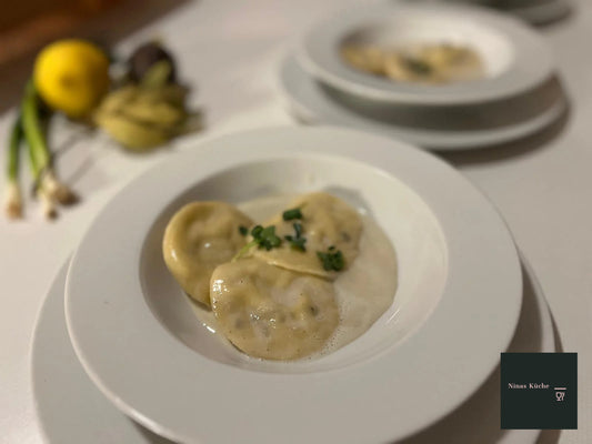 Hausgemachte Ravioli mit Trüffel-Parmesan-Füllung und Parmesanschaum