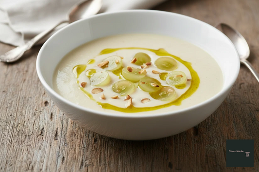 Lauwarme Mandel-Knoblauch-Suppe mit Trauben - sommerlich-pikant