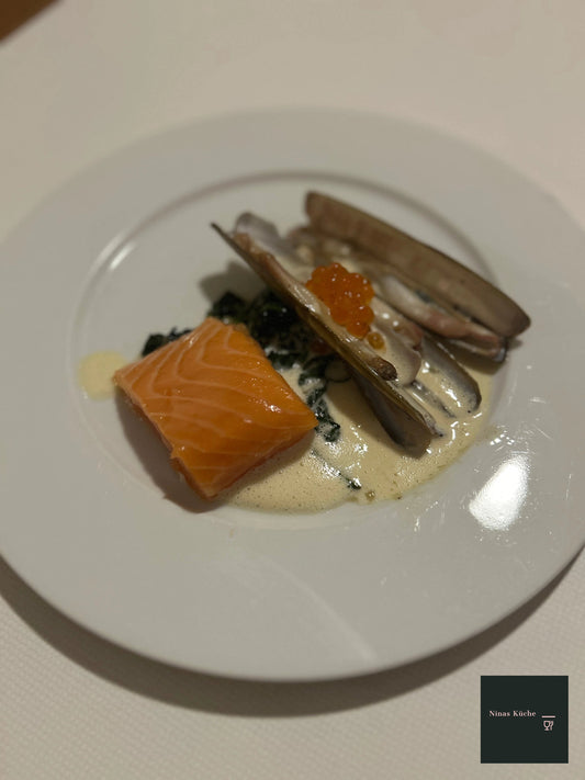 Lauwarmer Lachs, Pfahlmuscheln, Blattspinat auf Weißburgundersauce