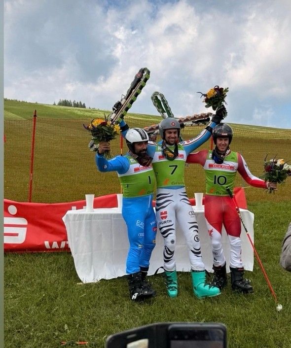 Ein Wochenende der Superlative: Grasski-Star Marcel Knapp dominiert den Weltcup-Auftakt in Neudorf
