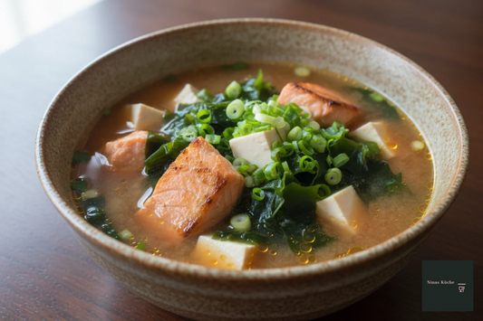 Misosuppe mit Lachs, Tofu und Frühlingszwiebeln - Japan auf dem Teller
