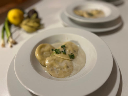 Hausgemachte Ravioli mit Trüffel-Parmesan-Füllung und Parmesanschaum