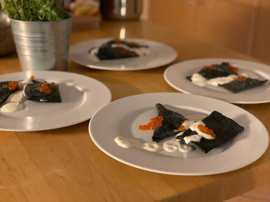 Sepia-Ravioli mit Garnele und Forellenkaviar