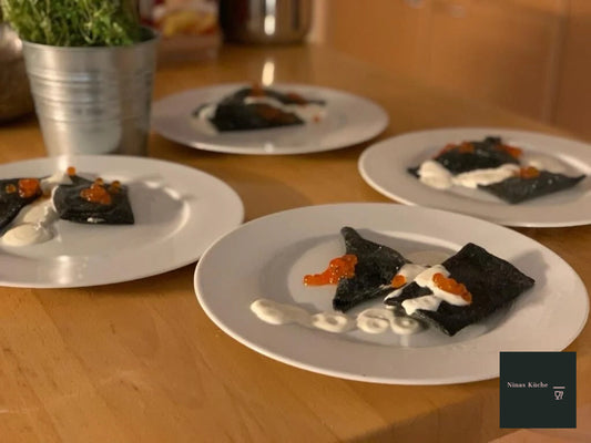 Sepia-Ravioli mit Garnele und Forellenkaviar