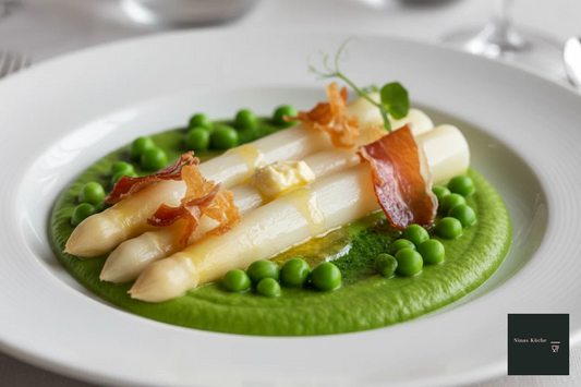 Spargel auf Erbsenpüree mit knusprigem Serranoschinken