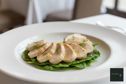 Pochiertes Zitronenhuhn auf Spinatsalat